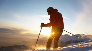 Earlybird auf der Piste zu sein bedeutet: Die ersten Spuren auf den frisch gewalzten Pisten hinterlassen und das unvergleichliche Gefühl von Freiheit und Ruhe erleben.