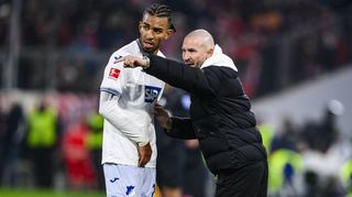 Hoffenheims Trainer Christian Ilzer (rechts) redet beim Spiel in München auf Verteidiger Kevin Akpoguma ein. Es half nichts. Die TSG unterlag mit 0:5.