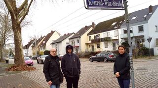 Die Ecke von Konrad-Witz- und Dürerstraße ist laut Aljoscha Kertesz (von links), David Bisinger und Stephanie Langenfelder ein Unfallschwerpunkt.