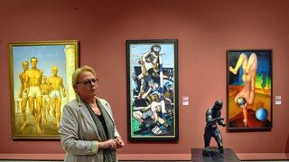 Die Macherin und ihr Werk: Inge Herold vor Bildern der von ihr kuratierten Ausstellung „Die Neue Sachlichkeit – Ein Jahrhundertjubiläum“ in der Kunsthalle.