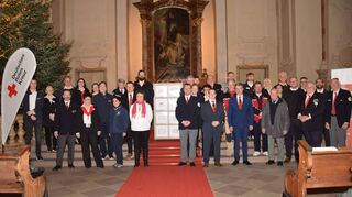 Haupt- und Ehrenamtliche vom Roten Kreuz haben in der Schlosskirche Beispiele ihrer Arbeit präsentiert.