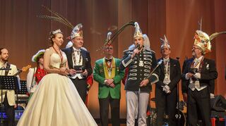 Jetzt ist er im Amt: vordere Reihe v.l. Prinzessin Sarah I., Vizepräsident Stefan Hoock, Prinz Marco II. und Präsident Bodo Tschierschke im Rosengarten.