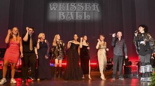 Aus dem Publikum spontan verstärkt: Die Show Abba 99 kam bei den Ballgästen hervorragend an.