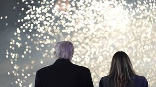 Der designierte US-Präsident Donald Trump, Melania Trump und ihre Familie sehen sich ein Feuerwerk im Trump National Golf Club in Virginia an.