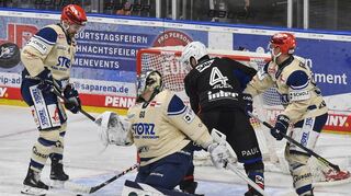 Mit dem 1:1-Ausgleich in Unterzahl leitete Nick Cicek (Mitte) die Wende ein.