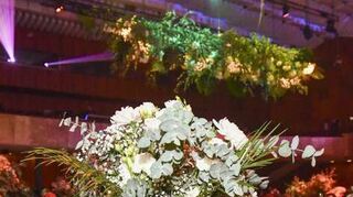 Blumen der prachtvollen Dekoration stehen zum Verkauf.