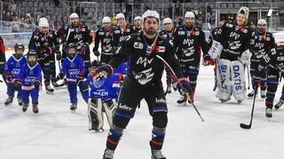 Nach dem 3:2-Sieg gegen Schwenningen ließ sich Nick Cicek von den Adler-Fans feiern.