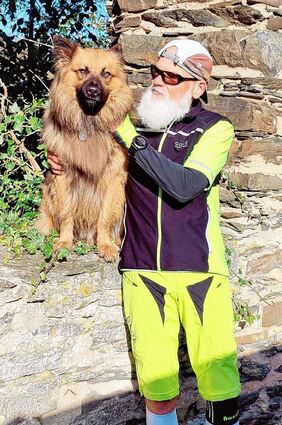 Holger Hedelt mit seinem Trainingspartner Biko. Der Hund hat ein eigenes Laufbuch.