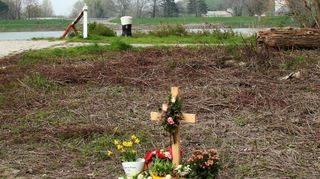 An der Nato-Rampe in Hockenheim erinnern ein Kreuz und Blumen an die getötete 27-Jährige.