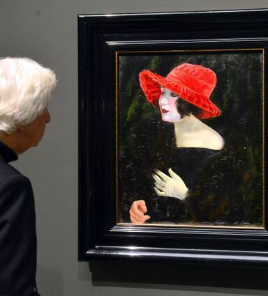 Ein Besucher in der Ausstellung „Die Neue Sachlichkeit“.