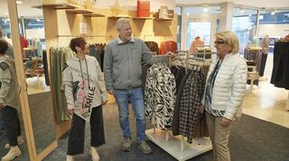 Ein bisschen wehmütig, aber trotzdem gut gelaunt: die Mitarbeiterinnen Alexandra Rohmann (links) und Birgit Costanco mit Burkhard Vetter.