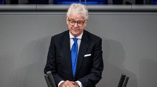 Seine ergreifende Rede vor dem Deutschen Bundestages hat Marcel Reif durchaus Überwindung gekostet, wie er unserer Redaktion berichtet. Am Sonntag erhält er in Bürstadt den Courage-Orden.