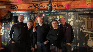 <p>Ingo Zielske (2. v. l.), bisheriger Besitzer des Blau, und seine Nachfolger: Jan Schuhmacher (l.), Daniel Mannsperger (M.), Ertan Kotan (2. v. r.) und Stefan Wagner. <br></p>
