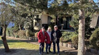 „Das ist Wucher“: Erwin Woldrich (l.), Karin Parcel und Horst Hauer aus der Speckwegsiedlung kritisieren die stark gestiegene Grundsteuer. Das Bild entstand in Woldrichs Garten.