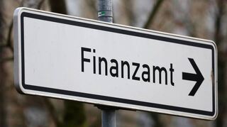 Ein Schild weist auf eines der 530 Finanzämter in Deutschland. Die Steuerbehörden im Südwesten kommen im Ländervergleich auf den fünften Platz.