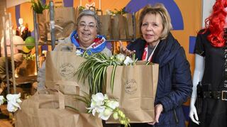 Sie haben für den Feuerio die Blumen vom „Weißen Ball“ verkauft: Gertraud Merz (v.l.) und Marianne Dressler im Galeria-Karnevalshop in P 7.