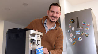Bürgermeisterkandidat Sophian Habel (CDU) beim Kaffeekochen in seiner neuen Wohnung in Ladenburg.