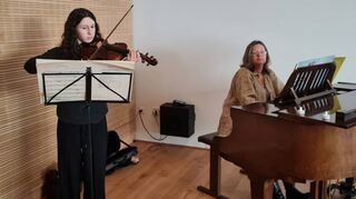 Ida Orkin (Violine) und Olga Orkin (Klavier) begleiteten die Matinee mit klassischen Stücken zwischen den Beiträgen.