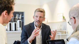 Im Interview stellt sich Stefan Schmutz (M.) den Fragen der „MM“-Redakteure Hans-Jürgen Emmerich (r.) und Torsten Gertkemper-Besse.