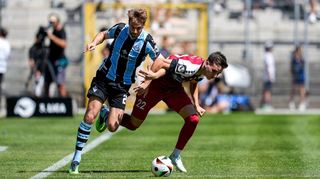 Szene aus dem Hinspiel: Lukas Klünter (li.) im Zweikampf mit Said El Mala, der für Viktoria Köln zuletzt auch beim 3:2-Sieg in Dresden traf.