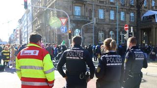 Einsatzkräfte beim Fasnachtszug 2017. Diesmal werden sie in an jenem Sonntagmittag in Mannheim noch sehr viel mehr zu tun haben.