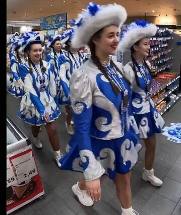 Die Garde verbreitet gute Stimmung im Supermarkt.