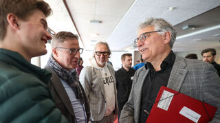 Arne Braun (rechts) und Udo Dahmen (Mitte) an der Mannheimer Popakademie im Gespräch mit Kreativen.
