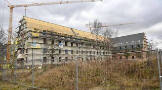 Im Bau: der Hotel-Teil vom Büro- und Hotelkomplex „Das E“ auf dem Taylor-Gelände auf der Vogelstang an der B 38.
