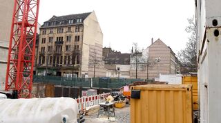 Im Bau: Hotel in der Breiten Straße auf dem ehemaligen Woolworth-Gelände. Gegenüber dagegen, wo auch ein Hotel geplant war, tut sich nichts.
