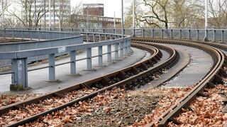 Wird schon seit Monaten nicht mehr befahren: Die Stadtbahnrampe im Mannheimer Schlosspark Richtung Adenauer-Brücke und Ludwigshafen.