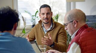 Sophian Habel (M.)stellt sich in seinem Wohnzimmer den Fragen der „MM“-Redakteure Hans-Jürgen Emmerich (r.) und Torsten Gertkemper-Besse.