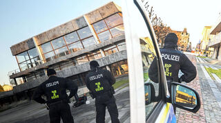 Bei Hochrisiko-Spielen entstehen wegen der Polizei-Einsätze hohe Kosten.
