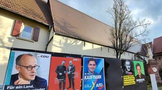 Einige Kommunen im Wahlkreis Hiedelberg/Weinheim bieten den Parteien Tafeln für Wahlplakate, wie hier in Heddesheim gegenüber dem Rathaus.