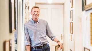 Ihn macht die Umgebung mit kostbare Gemälden ganz offenbar glücklich: Aber brauchen wir beim Wohnen all die Kultur um uns herum tatsächlich auch physisch?