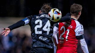 Elfmeterreif? Lukas Klünter (li.) im Luft-Duell mit Tobias Eisenhuth. Danach gab es den spielentscheidenden Strafstoß für Köln.