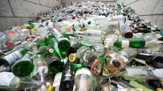 83 Prozent der Glasverpackungen für Lebensmittel, Getränke oder auch Parfums in Deutschland werden recycelt. Gesetzlich vorgeschrieben ist allerdings eine Quote von 90 Prozent. Bild: Daniel Naupold/dpa