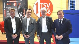 Neujahrsempfang des TSV 1846 mit Gastredner Marcel Reif (3. v. l.), TSV-Präsident Holger Diekmann (l.), Sportbürgermeister Ralf Eisenhauer (2.v.l.) und TSV-Vizepräsident Bernd Kupfer