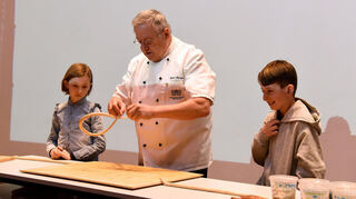 Wie werden Brezeln geformt? Auch das lernten die Mädchen und Jungen bei der Kinder-Uni in den Reiss-Engelhorn-Museen - hier von Bäckermeister Bernd Beringer.