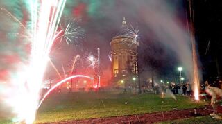 Rund um den Mannheimer Wasserturm kommt es in der Silvesternacht durch Böller zu gefährlichen Situationen.