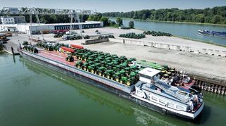 Rund 240 Traktoren passen auf das Rheinschiff „Dynamica“, mit dem die Landmaschinen zu den großen Nordseehäfen gebracht werden.