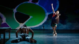 Joseph Caldo und Arianna Di Francesco tanzen hier in „Poem an Minotaurus“ von Stephan Thoss zu Musik von John Adams.