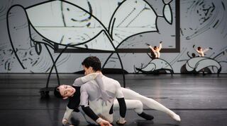 Paloma Galiana Moscardó und Nicola Prato (vorn) „tanzen den Picasso“ in Stephan Thoss choreographischem Doppel „Poem an Minotaurus / Sacre du Printemps“.