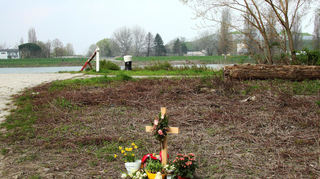 Am Fundort der Leiche der 27-jährigen Ryta R. erinnern kurz nach der Tat Blumen und ein Kreuz an die junge Mutter aus der Ukraine.