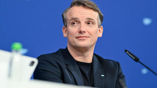 Christian Klein, Vorstandsvorsitzender des Walldorfer Softwarekonzerns SAP, sitzt bei der Bilanzpressekonferenz auf der Bühne.