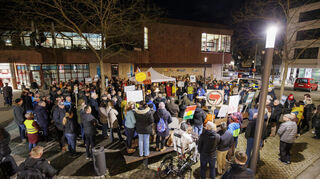300 Menschen versammeln sich am Montag für Demokratie und Menschenwürde auf dem Rovigo-Platz.