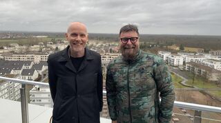RVI-Geschäftsführer Holger Heible (r.) und MWSP-Geschäftsführer Achim Judt auf der Terrasse im 14. Stock des O-Hochhauses.