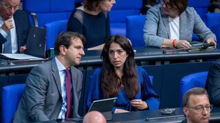 Mannheims CDU-Abgeordnete Melis Sekmen (hier mit Andreas Jung) bezeichnet die Debatte über die Brandmauer zur AfD als Ablenkungsmanöver.