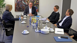 Der rheinland-pfälzische Ministerpräsident Alexander Schweitzer (Mitte) im Gespräch mit MM-Wirtschaftschefin Bettina Eschbacher, Nachrichtenchef Marco Pecht (2. von rechts) und Chefredakteur Karsten Kammholz.