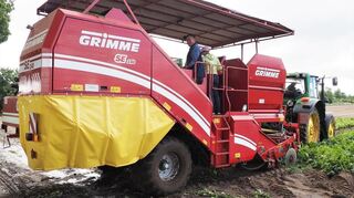 Das ganze Jahr über kommen in der Landwirtschaft große Geräte wie der Kartoffelvollernter zum Einsatz.
