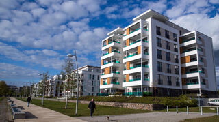 Hohe Kaufpreise und gestiegene Finanzierungskosten machen den Erwerb einer eigenen Wohnung für viele Menschen unmöglich.Bild: Jens Büttner/dpa